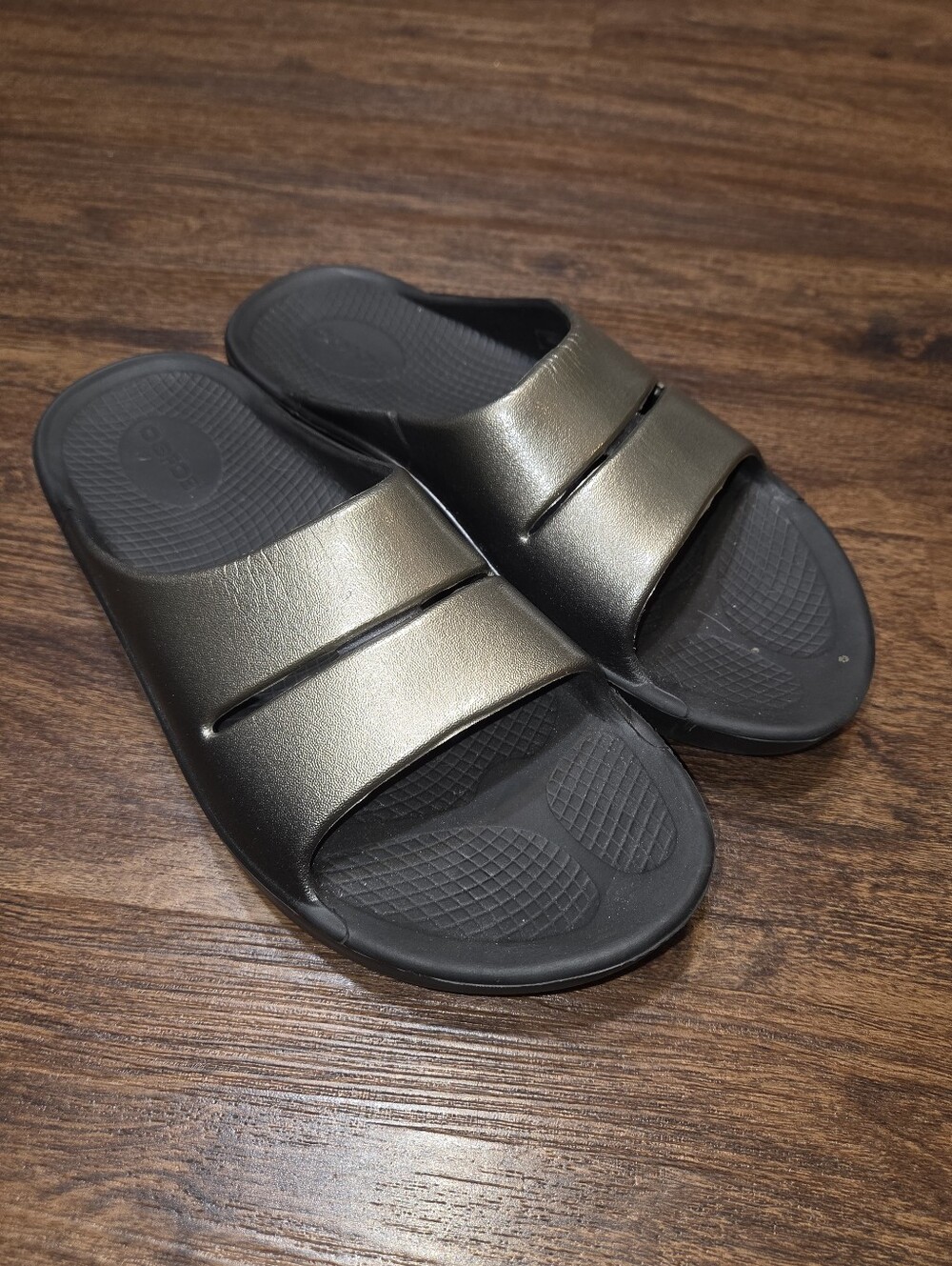 Oofos OOahh Luxe Silver Slides W9 M7